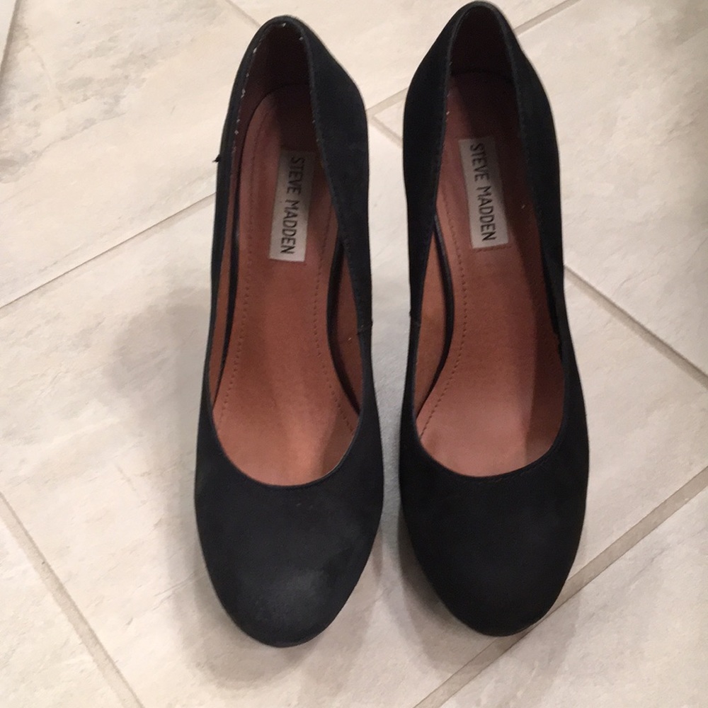 Steve Madden black suede pump